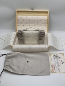 Đóng gói thủ công đồ da chất lương cao Thế Phạm