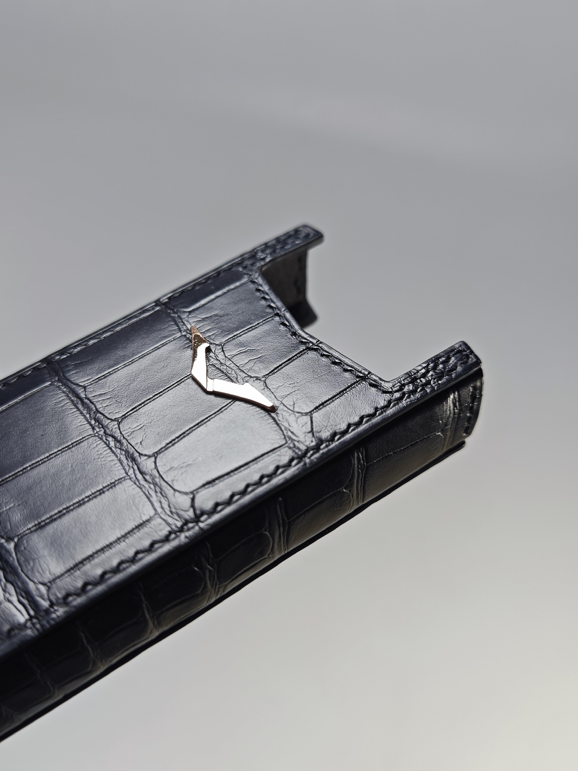 Bao da điện thoại Vertu Signature S da cá sấu Pháp - Hình ảnh 2