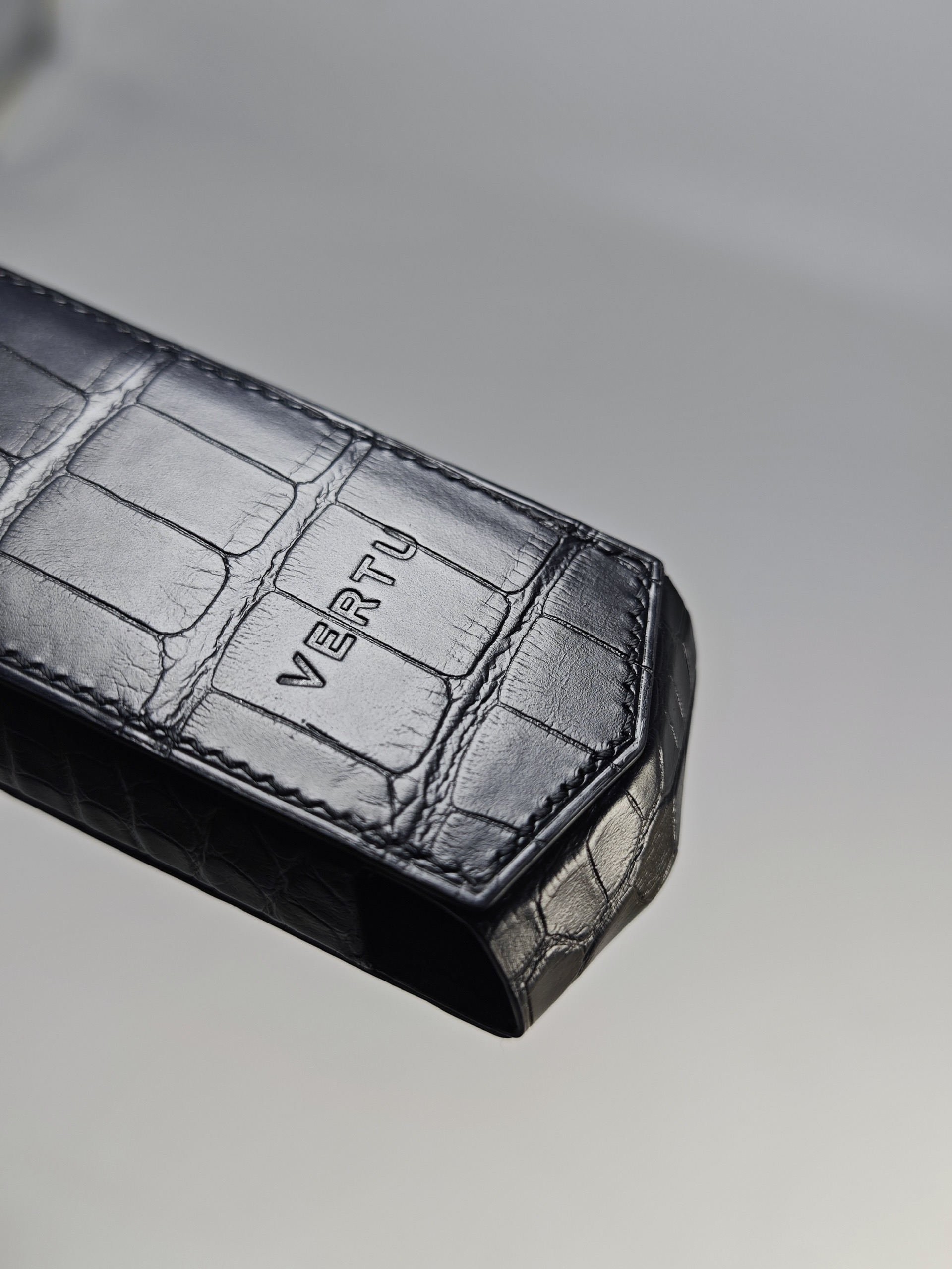 Bao da điện thoại Vertu Signature S da cá sấu Pháp - Hình ảnh 3