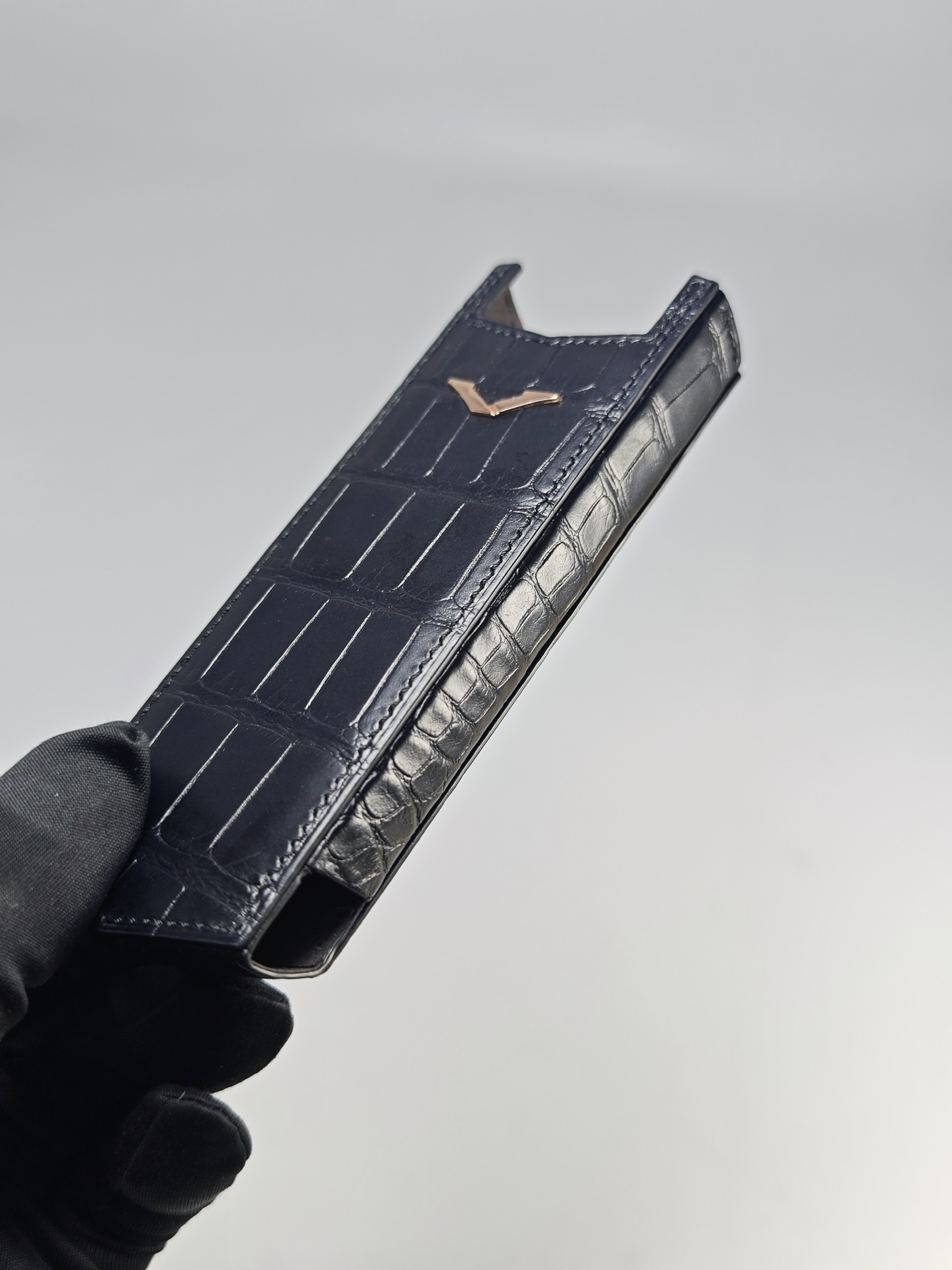 Bao da điện thoại Vertu Signature S da cá sấu Pháp - Hình ảnh 4