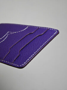 Ví thẻ da Epsom Weinheimer tím với họa tiết trái tim khâu tay