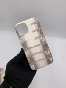 Ốp iPhone da cá sấu bạch tạng Himalayan