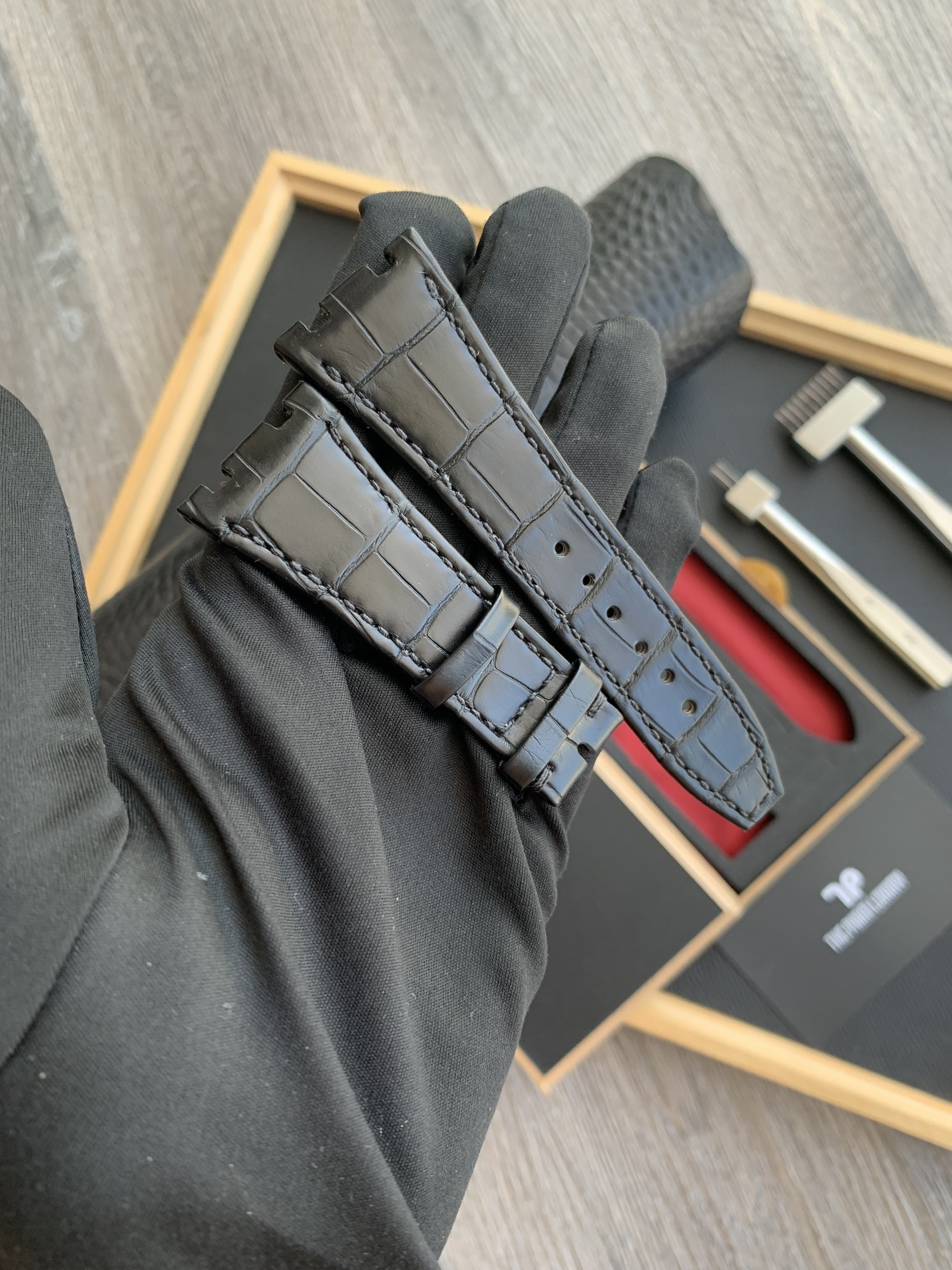 Dây đồng hồ Audemars Piguet da cá sấu Pháp vân bụng màu đen