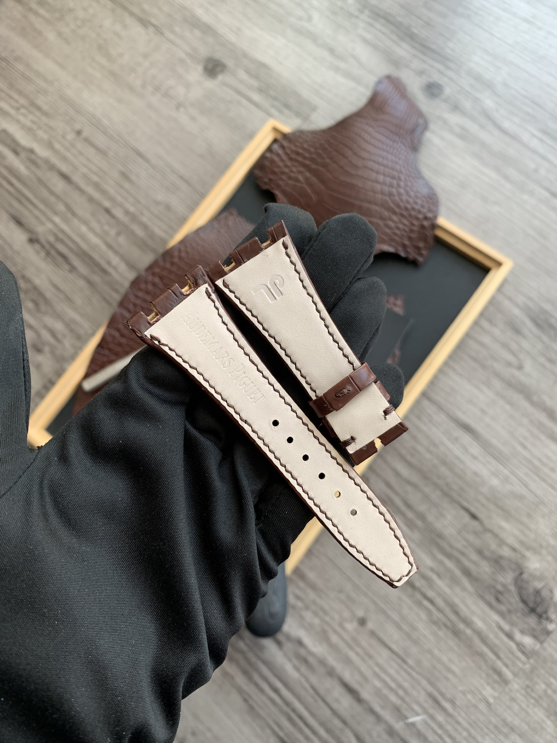 Dây đồng hồ Audemars Piguet da cá sấu Pháp vân bụng màu nâu - Hình ảnh 2