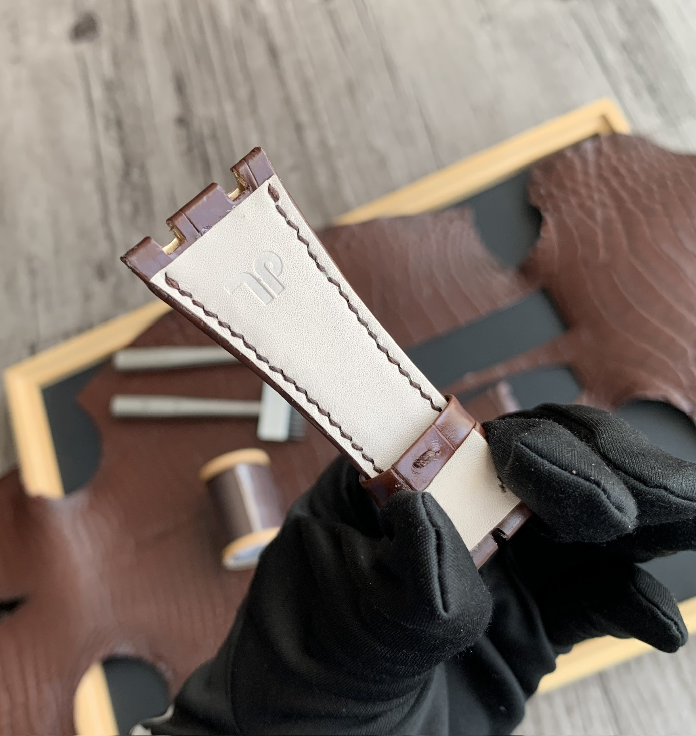 Dây đồng hồ Audemars Piguet da cá sấu Pháp vân bụng màu nâu - Hình ảnh 4