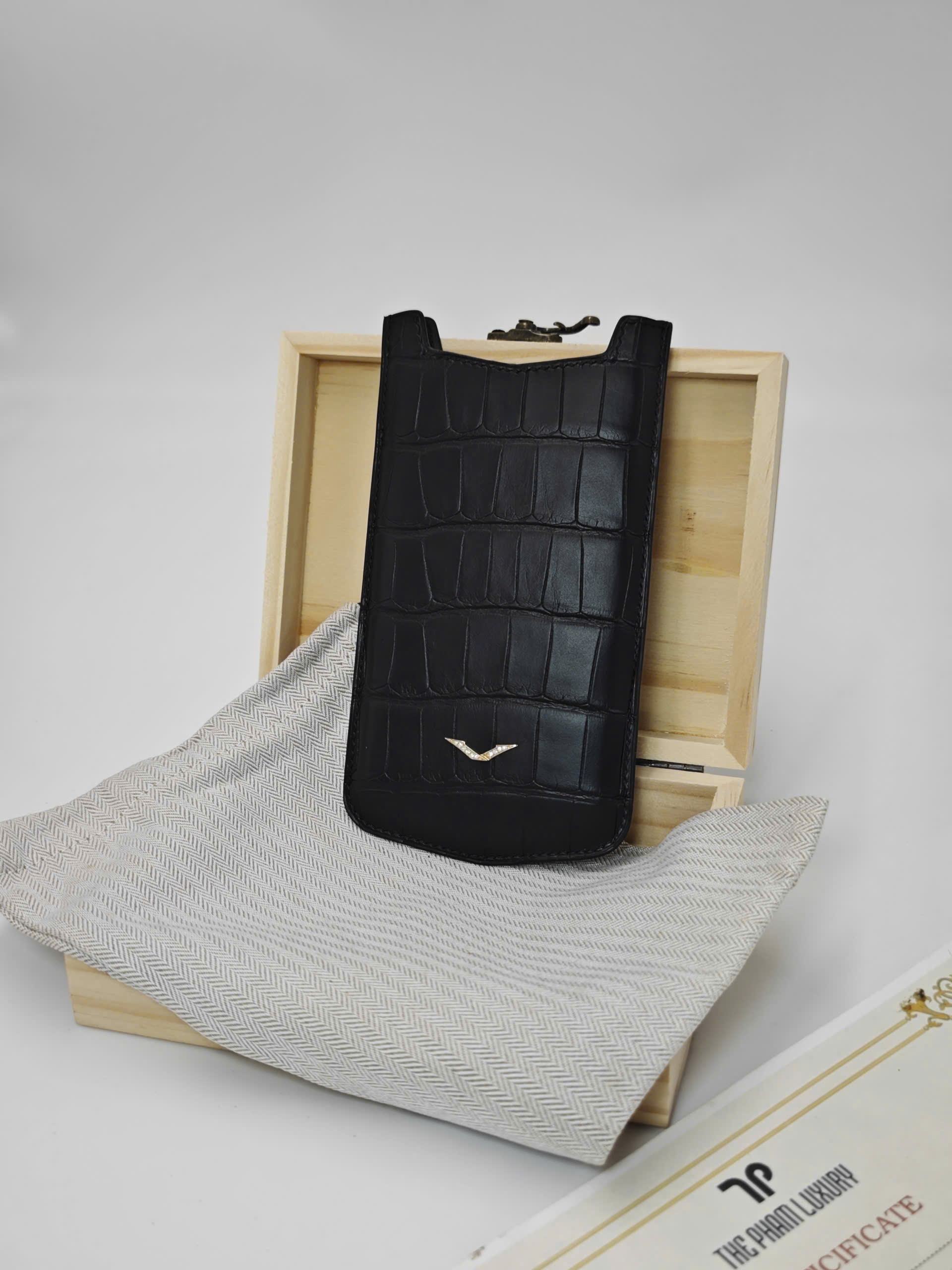 Bao da điện thoại Aster P da cá sấu Pháp màu đen