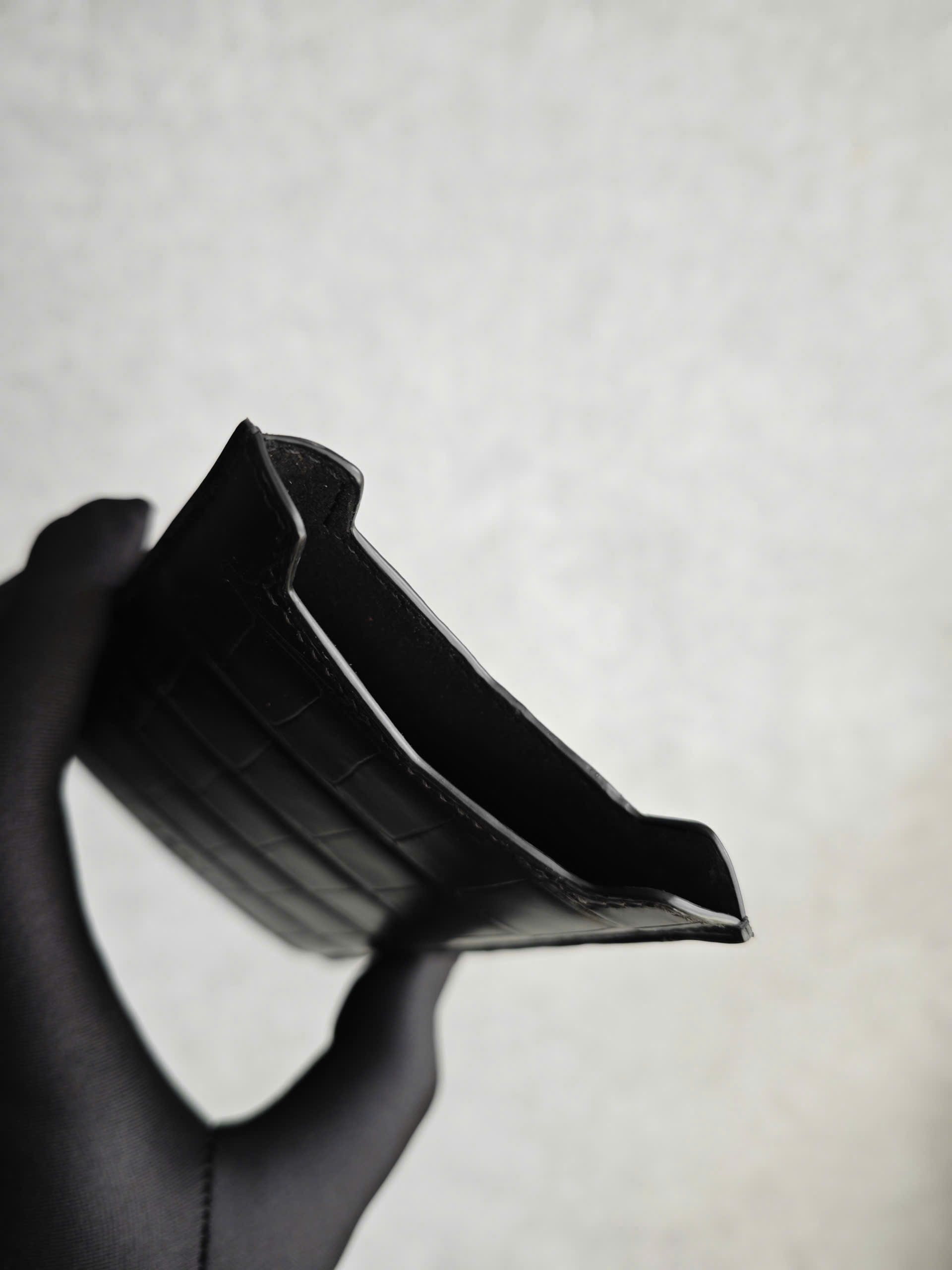 Bao da điện thoại Aster P da cá sấu Pháp màu đen - Hình ảnh 3