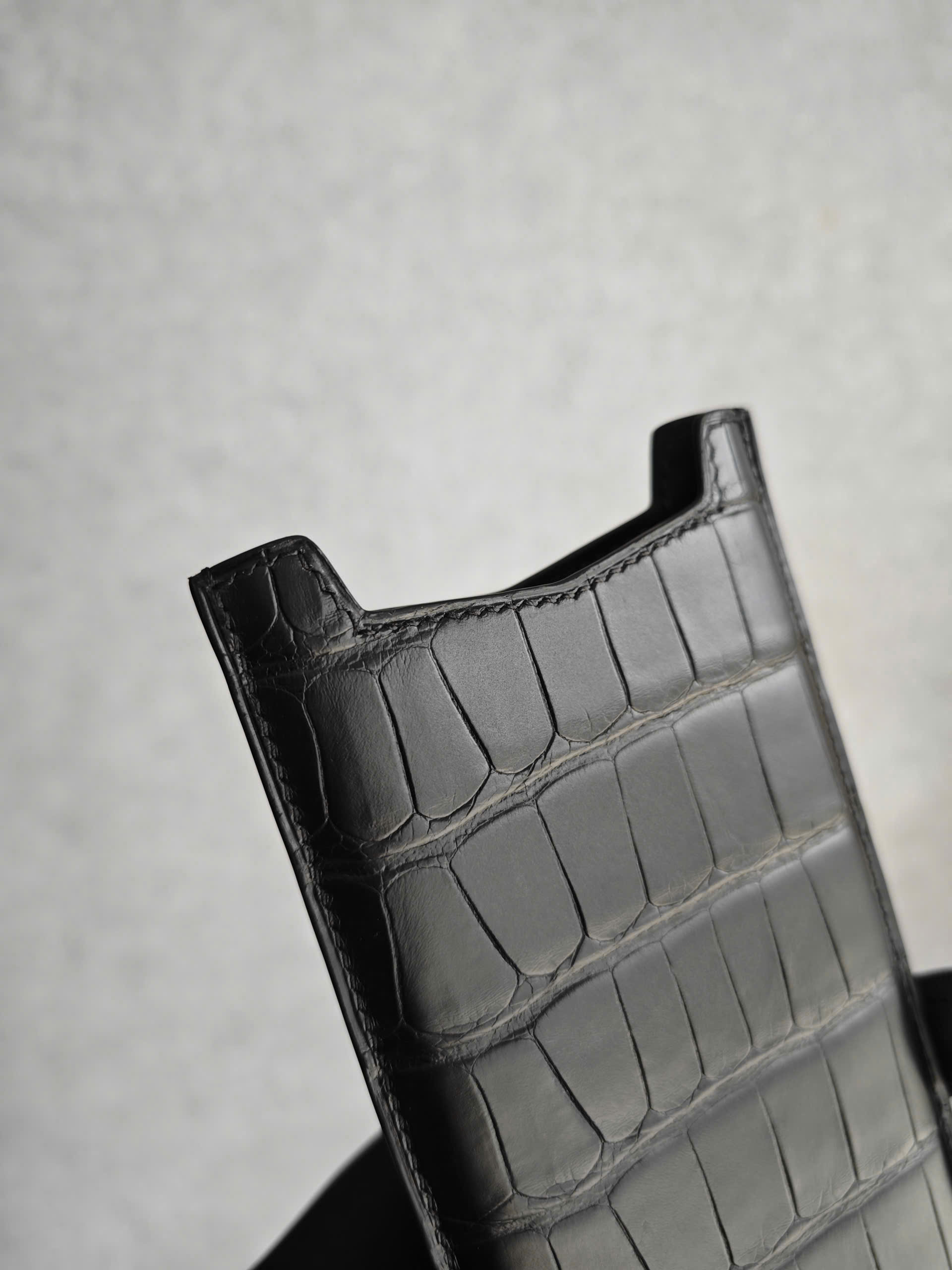 Bao da điện thoại Aster P da cá sấu Pháp màu đen - Hình ảnh 2