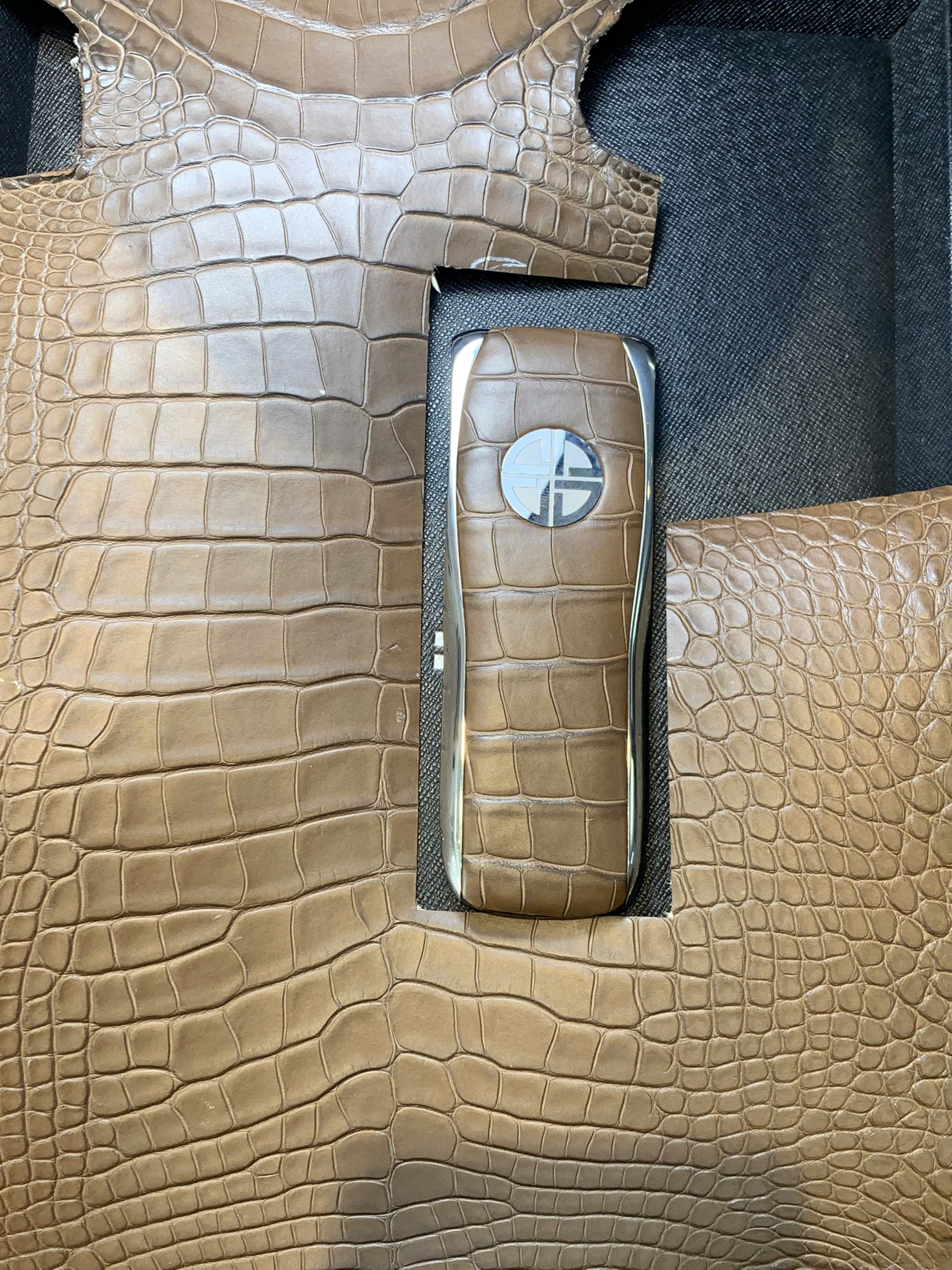 Bọc da Xor da cá sấu Pháp màu Taupe