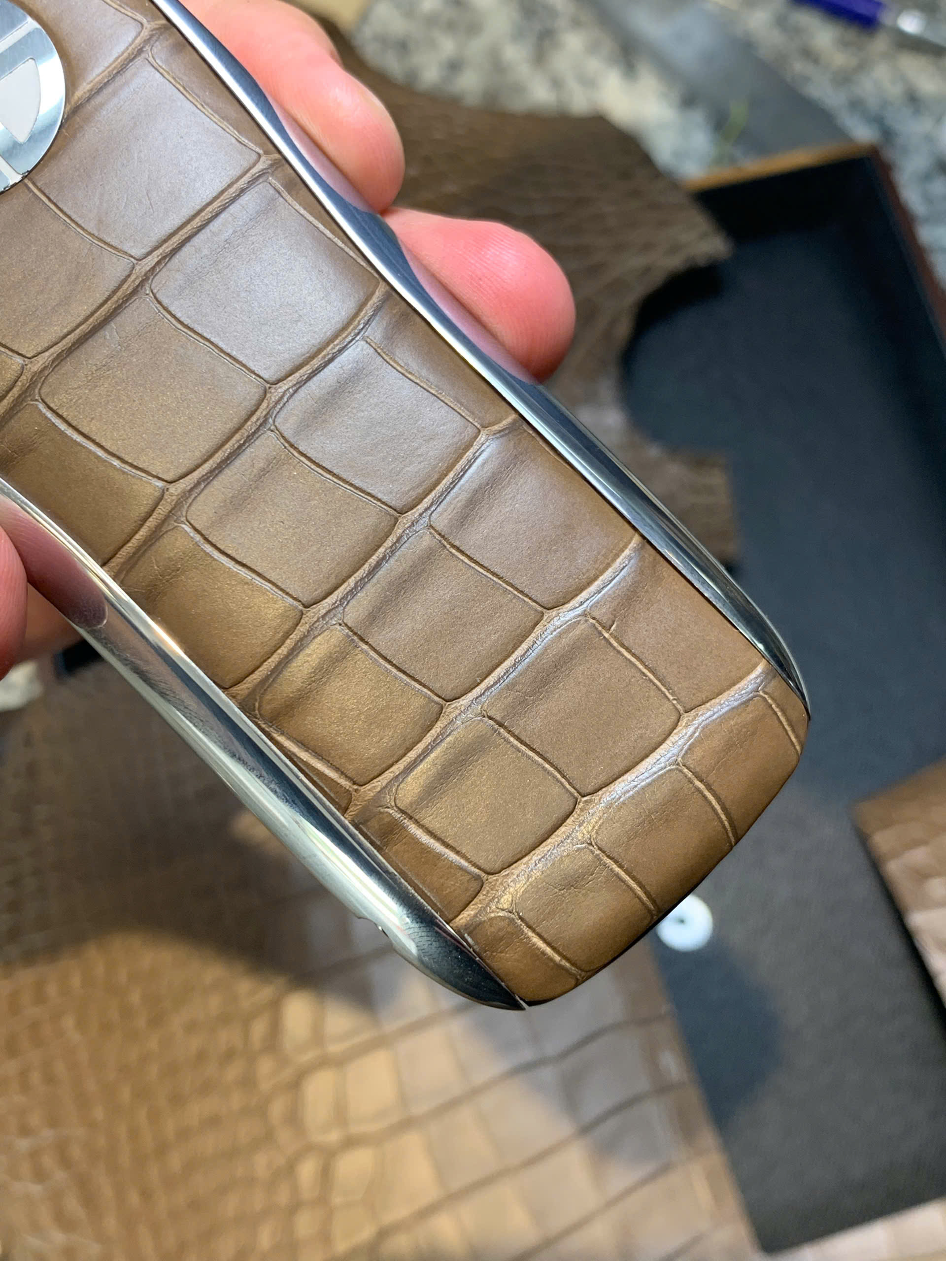 Bọc da Xor da cá sấu Pháp màu Taupe - Hình ảnh 5