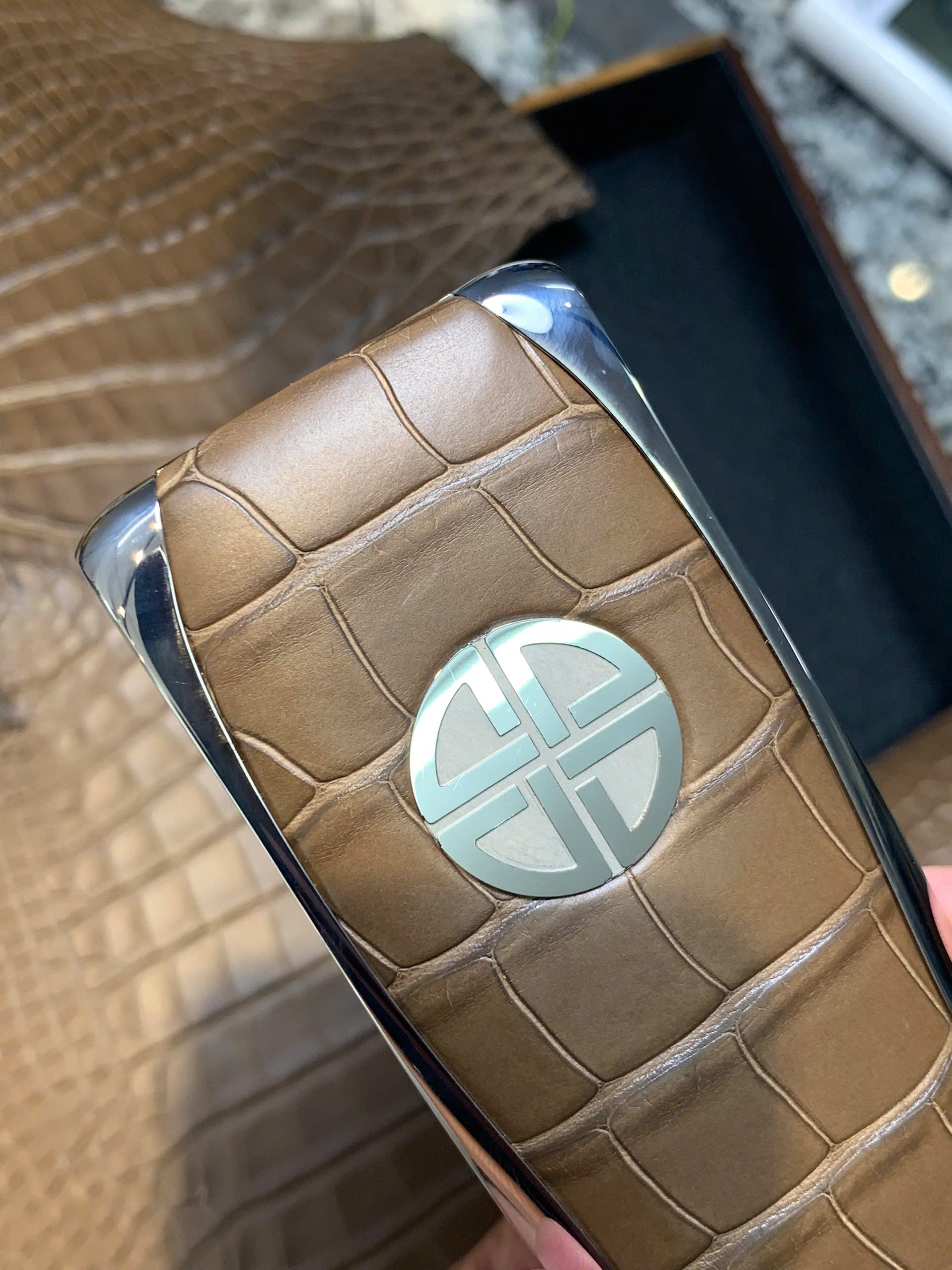 Bọc da Xor da cá sấu Pháp màu Taupe - Hình ảnh 2