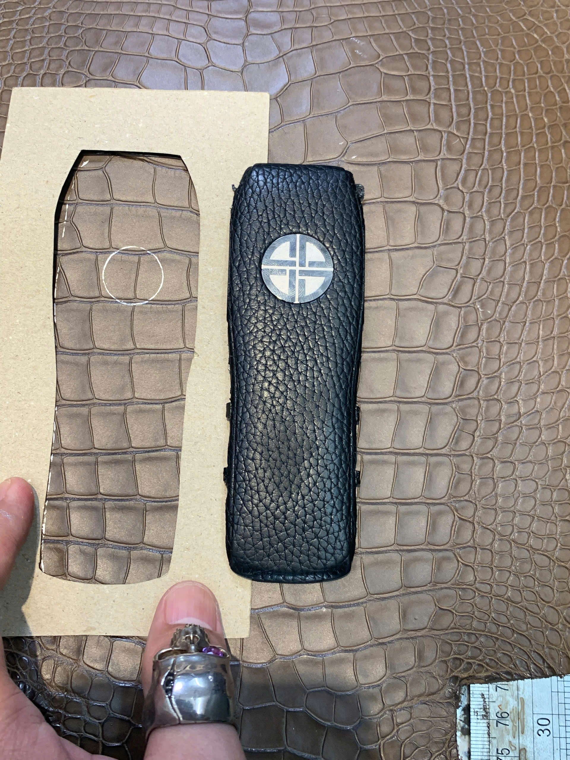 Bọc da Xor da cá sấu Pháp màu Taupe - Hình ảnh 6