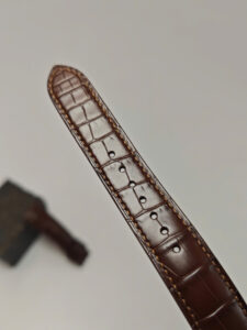 Dây cá sấu Pháp nâu lắp trên đồng hồ Doxa D155RBL