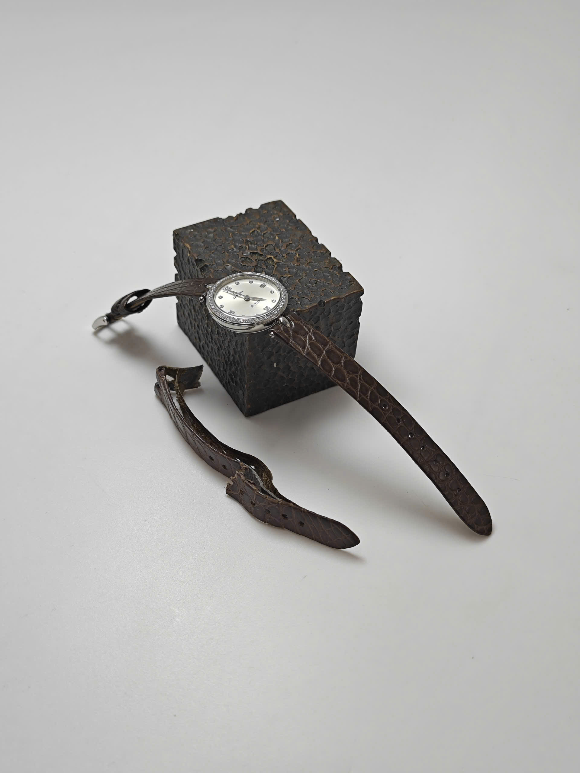 Dây đồng hồ Omega nữ da cá sấu Pháp