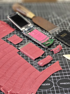 Bọc da Vertu Ayxta Pink da cá sấu hồng Pháp