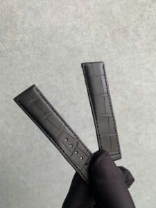 Chi tiết vân bụng da cá sấu Pháp trên dây đồng hồ Omega