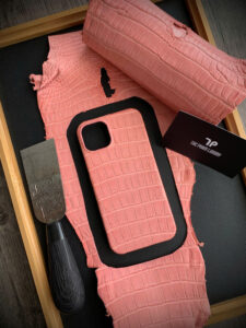 Ốp iPhone bọc da cá sấu Pháp màu hồng