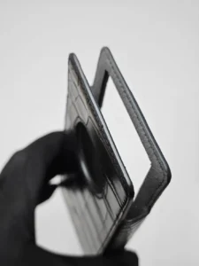 Chi tiết vân bụng da cá sấu Pháp trên bao da điện thoại luxury