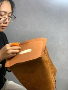 Đồ da thủ công cao cấp và máy móc: Sự thật về nghệ thuật chế tác hiện đại