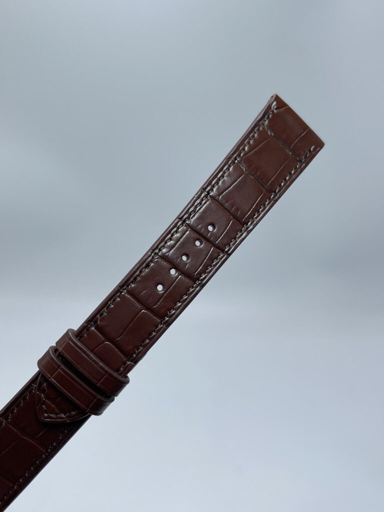 Dây da apple watch cá sấu màu nâu của Thế Phạm, mặt trước vảy vuông và hàng lỗ chỉnh cỡ
