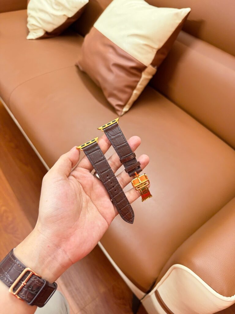 Dây da cá sấu Apple Watch màu nâu có khoá bấm, cầm trên tay tại xưởng Thế Phạm