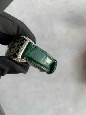 Đường chỉ khâu tay và vân da cá sấu trên dây đồng hồ Franck Muller màu xanh lục