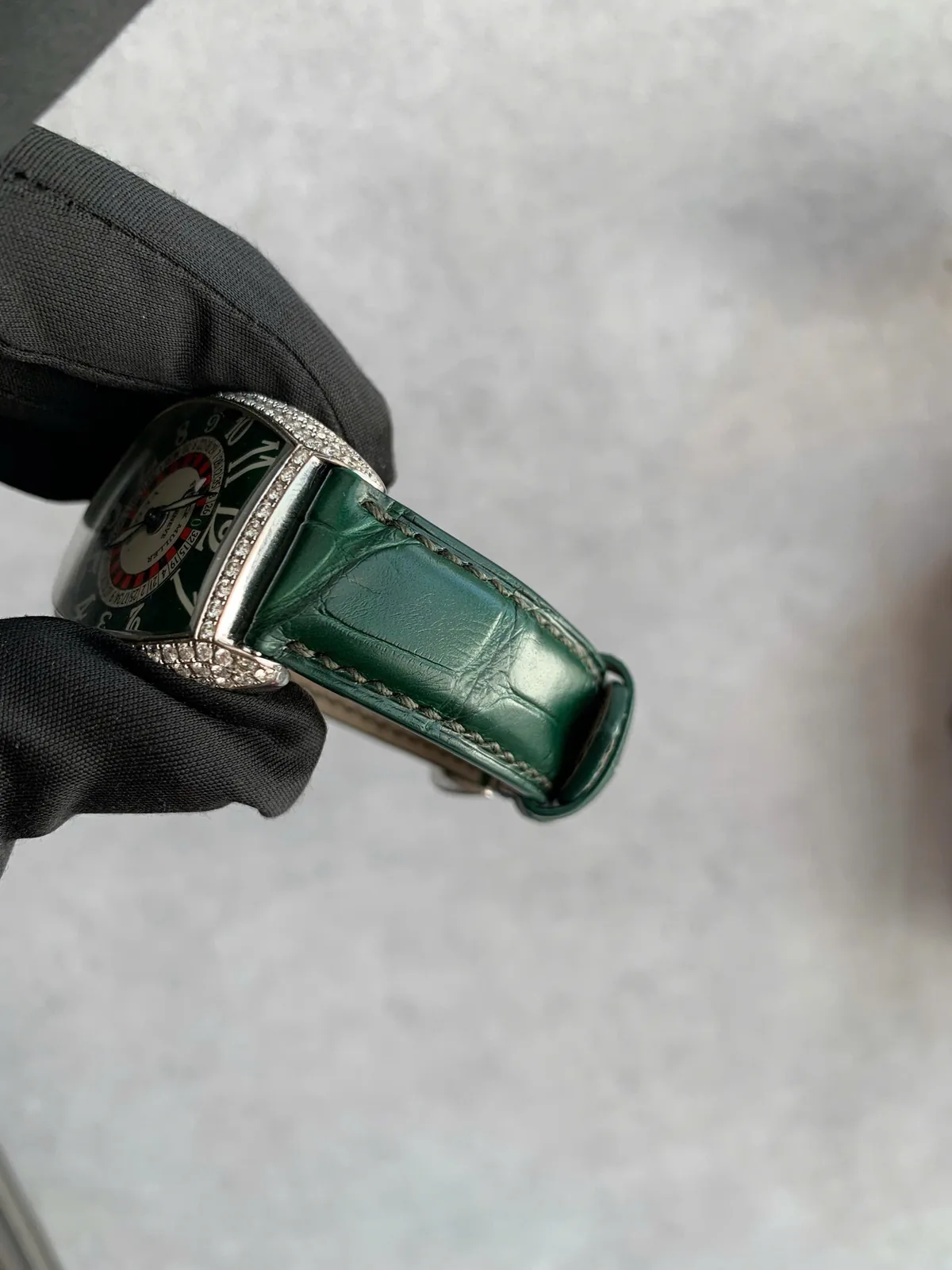 Đường chỉ khâu tay và vân da cá sấu trên dây đồng hồ Franck Muller màu xanh lục