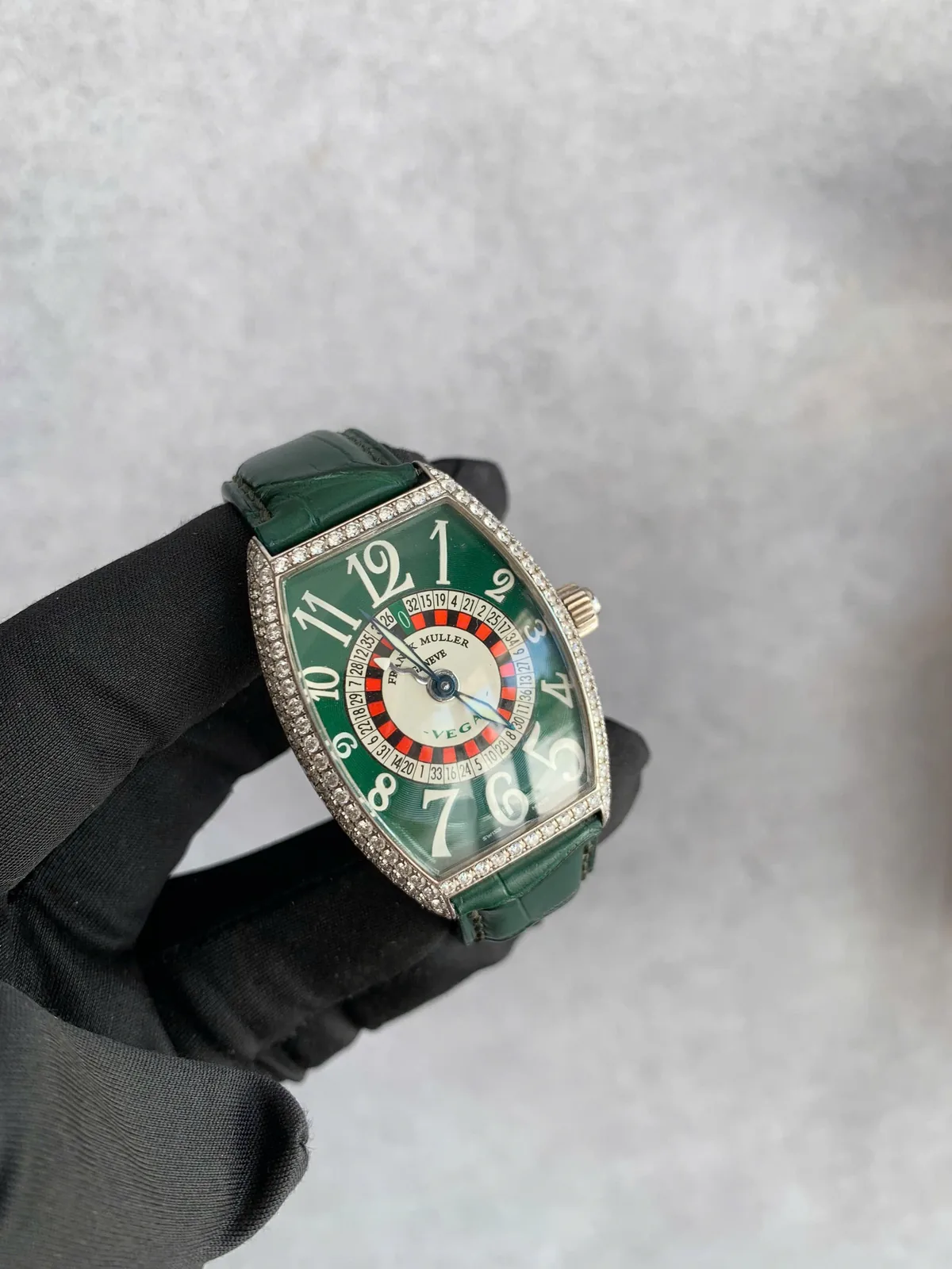 Dây da cá sấu đồng hồ Franck Muller màu xanh lục đậm lắp trên đồng hồ, do Thế Phạm chế tác