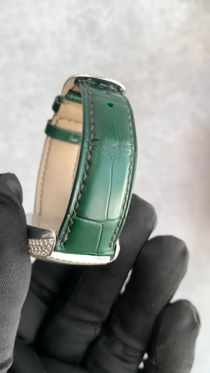 Cận cảnh vân da cá sấu và đường chỉ khâu tay của dây đồng hồ Franck Muller màu xanh lục