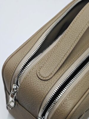 Chi tiết khoá kéo và đường khâu TP Valet Clutch