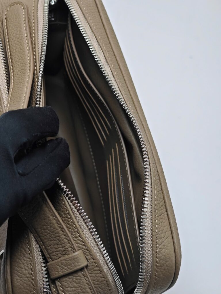 Da nappa ở ngăn trong và các khe thẻ của túi TP Valet Clutch tại xưởng Thế Phạm